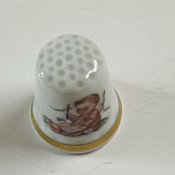 Thimble Angel Reading Book Porcelain Gold Ring Vintage 1991 Quilting Sewing - Picture 5 of 6